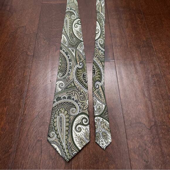 Brooks Brothers Green and Cream Paisley Tie - Picture 4 of 11